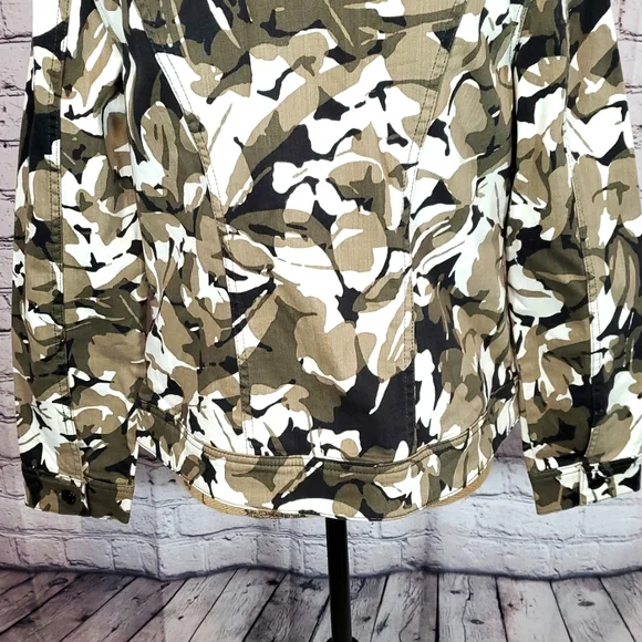Chico's Camo Floral Print Denim-Style Jacket — Chico's Size 1 — US Size M/8 NWT - Picture 7 of 12